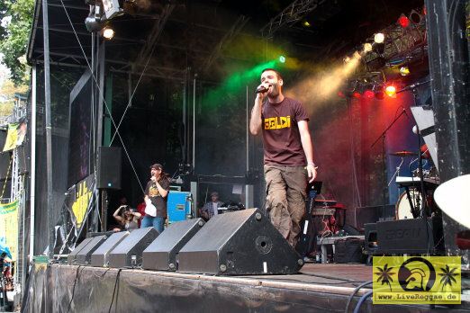 Goldi (D) with The Evolution Band 17. Reggae Jam Festival -Bersenbrueck 06. August 2011 (16).JPG